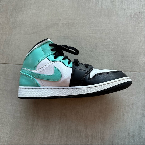 Nike Air Jordan Tropical Twist - 6.5🔥 - Picture 5 of 9